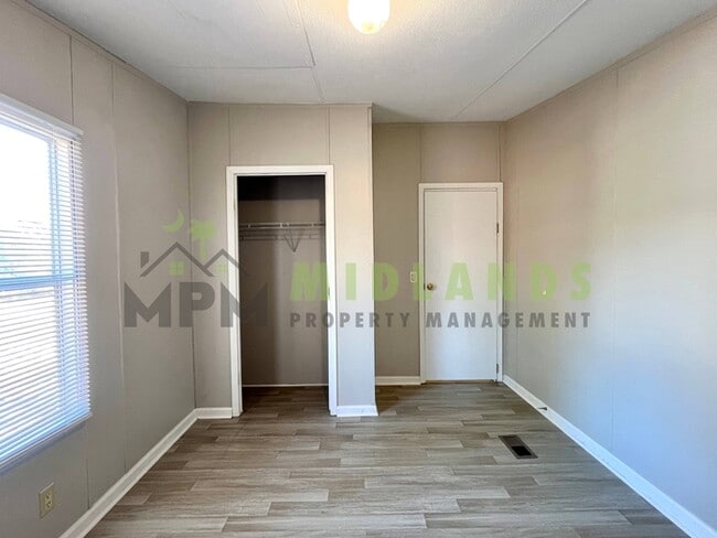 Building Photo - 323 Tabor Dr