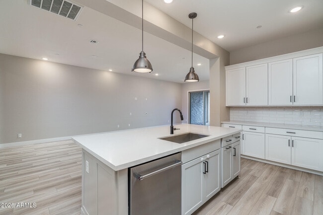 Building Photo - 14058 W Hubbell St