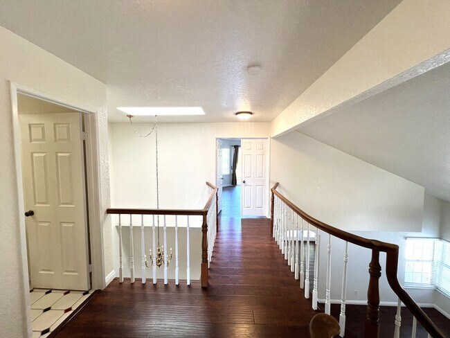 Building Photo - Beautiful 3 Bedrooms, 2.5 Bathrooms Single...
