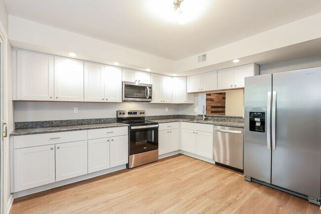 Building Photo - 2206 Brandenburg Way