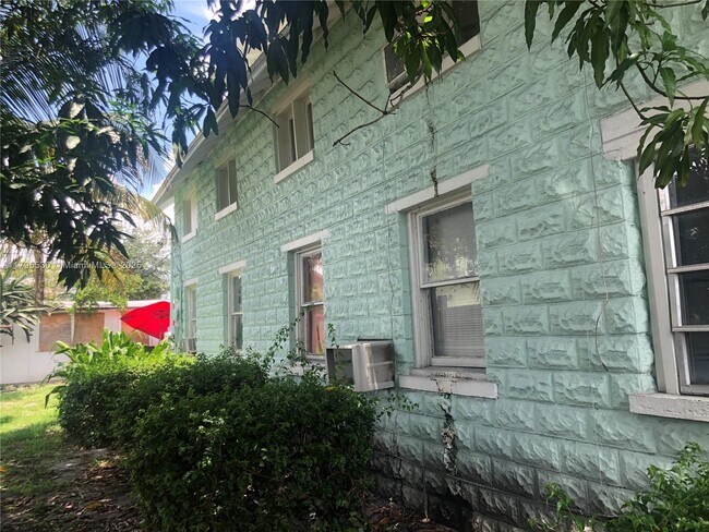 Building Photo - 605 S J St