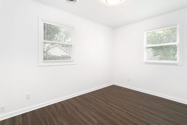 Building Photo - Completely Remodeled and close to ND!