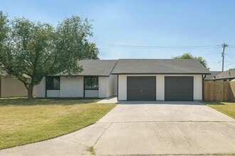 Building Photo - 1700 Garden Villa Dr