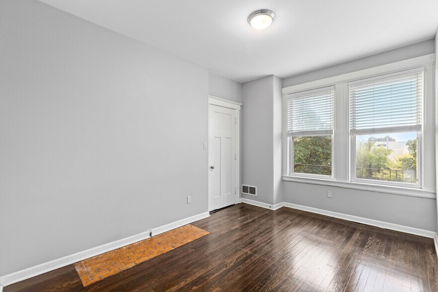 Building Photo - 310 Hendrie St