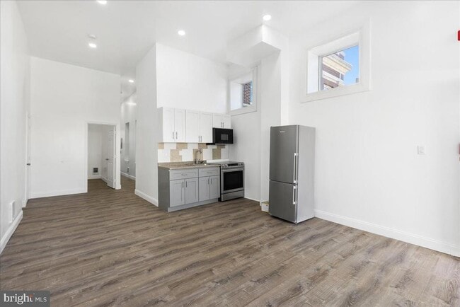 Building Photo - 6940 Woodland Ave