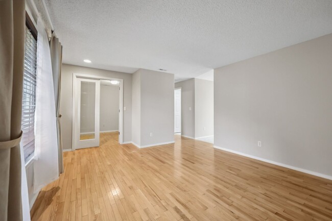 Building Photo - Move in ready now! 3 bed - 1 bath - 1 car ...