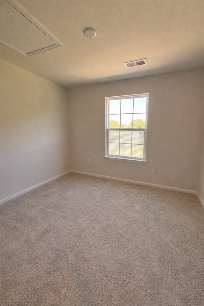 Building Photo - Move-in ready Townhome!