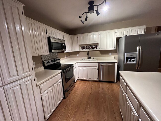 Building Photo - *COMING SOON!* 2 Bedroom Garden Style Villa Home In A Prime Location – Near Shopping & Dining!