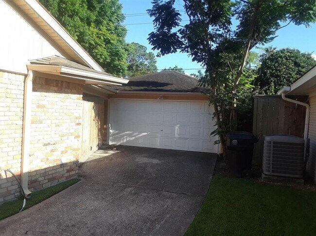 Building Photo - 5843 Queensloch Dr