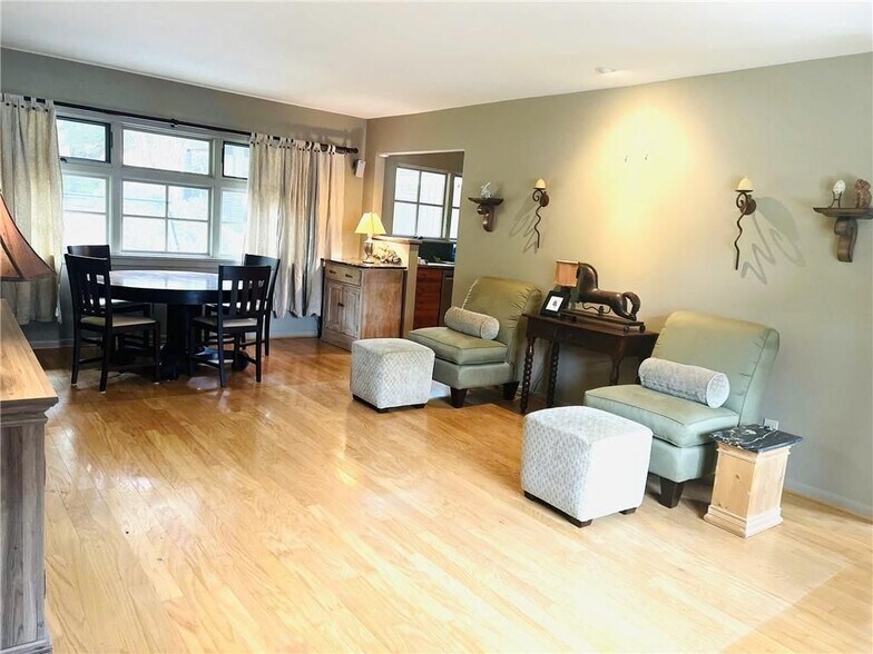 Building Photo - 465 Eastland Dr