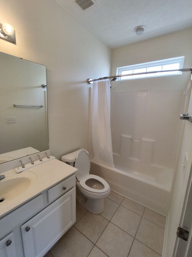 Building Photo - MOVE IN READY! 3rd Floor Condo with BEAUTIFUL Pond View! Central Location!