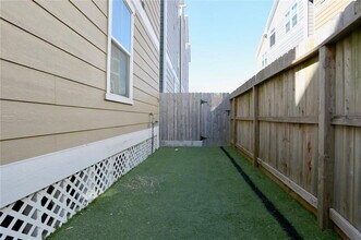 Building Photo - 1227 W 19th St