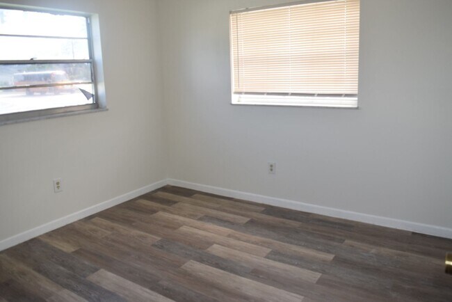 Building Photo - Affordable 3 bedroom 2 bath centrally located