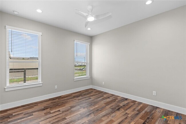 Building Photo - 2204 Magnolia Dr