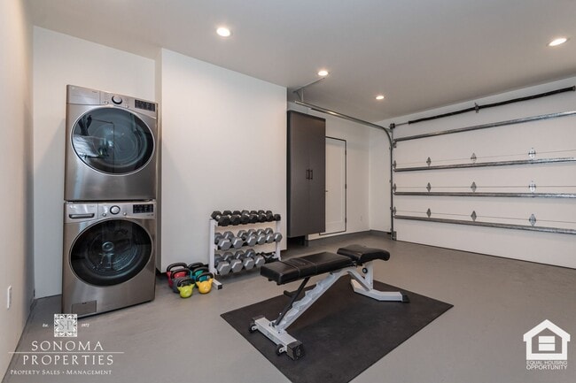 Building Photo - 3 Bedroom Exquisitely Furnished Home