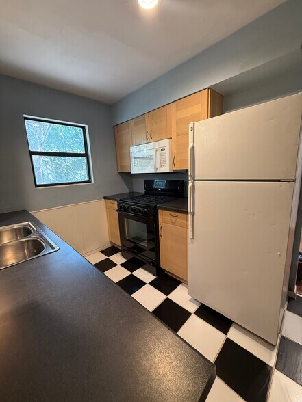 Kitchen appliances - 3202 Locke Ln