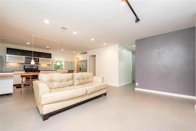 Building Photo - 3302 Catalina Dr