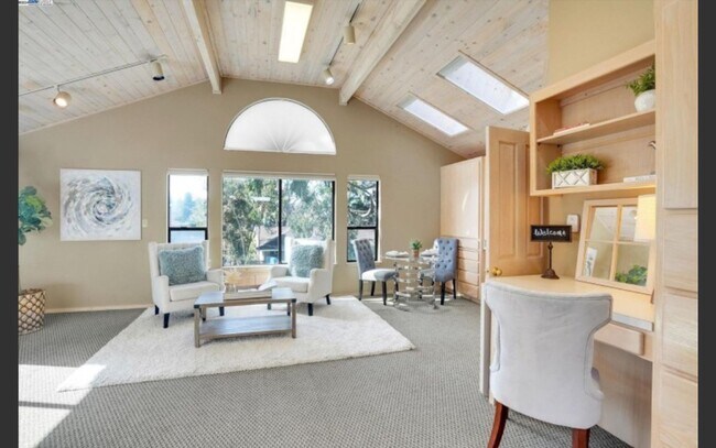Building Photo - Beautiful and Quiet 3 bedroom 3 bath home ...