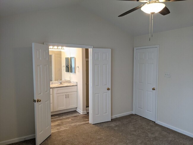 Building Photo - Completely Renovated Townhouse in convenie...