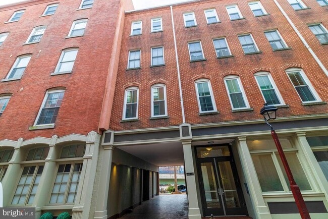 Building Photo - 102 Church St