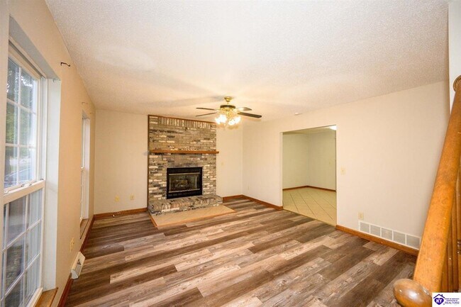 Building Photo - 2001 Oak Meadow Dr