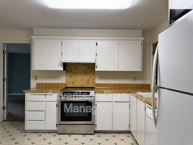 Building Photo - 1440 NW Meadowgreen Pl