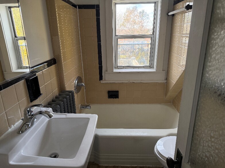 Building Photo - 564 S Main St