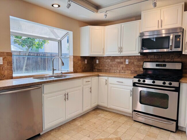 Building Photo - 28556 Rancho-Laguna