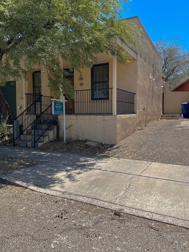 Building Photo - 3 bedroom 2 bath - close to Downtown