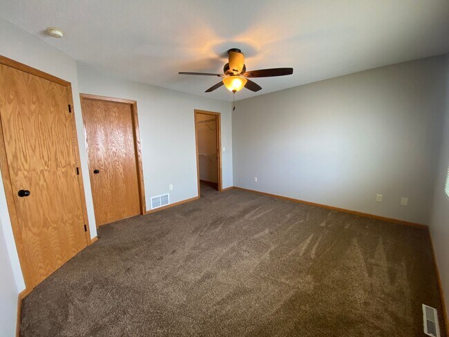 Building Photo - 3 Bedroom Townhome in South Fargo!!