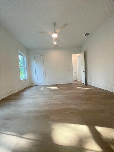 Building Photo - 517 13th Ave S