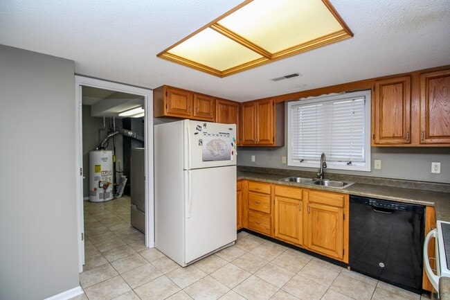 Building Photo - Beautiful Single Family Home located in South Columbia