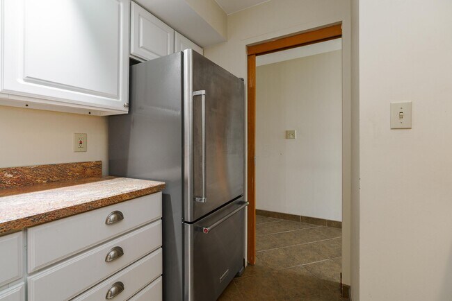 Building Photo - 1000 Urlin Ave