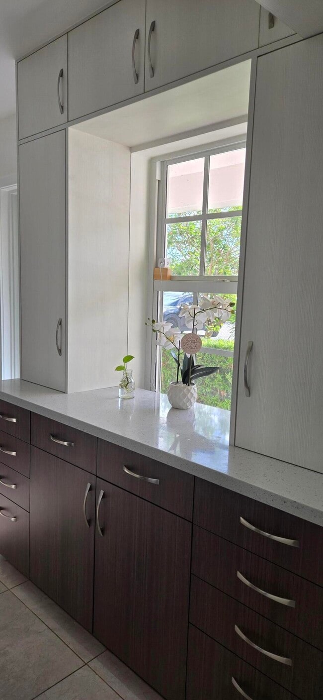 Building Photo - 3300 N Palm Aire Dr