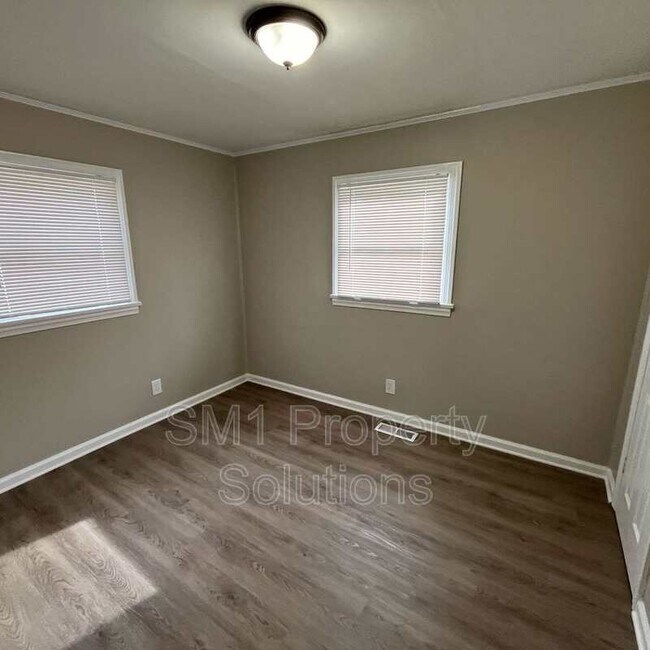 Building Photo - 702 Ross Ave