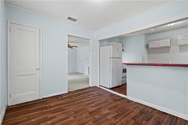 Building Photo - 2063 N Gimon Cir