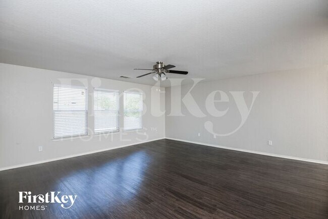 Building Photo - 324 Bob White Dr