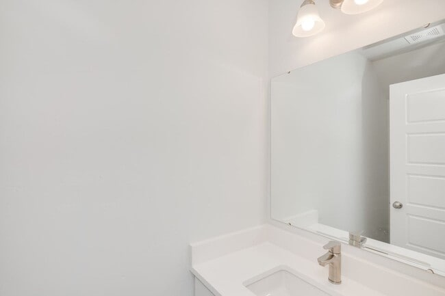 Building Photo - 2 Bedroom Cottage Now Available!