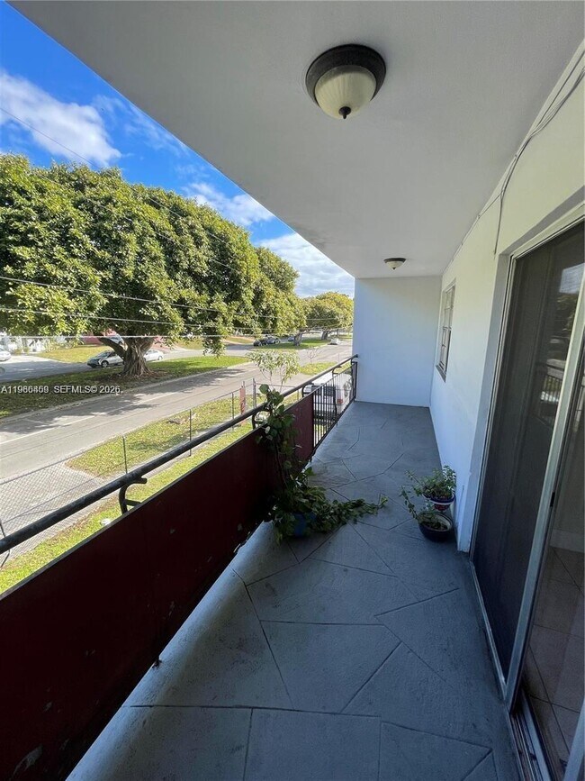 Building Photo - 13685 NE 10th Ave