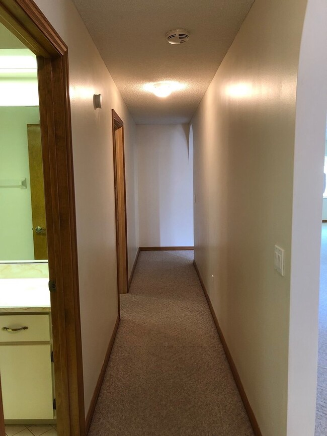 Building Photo - Large 3 Bedroom/2 Bathroom Single Family Home