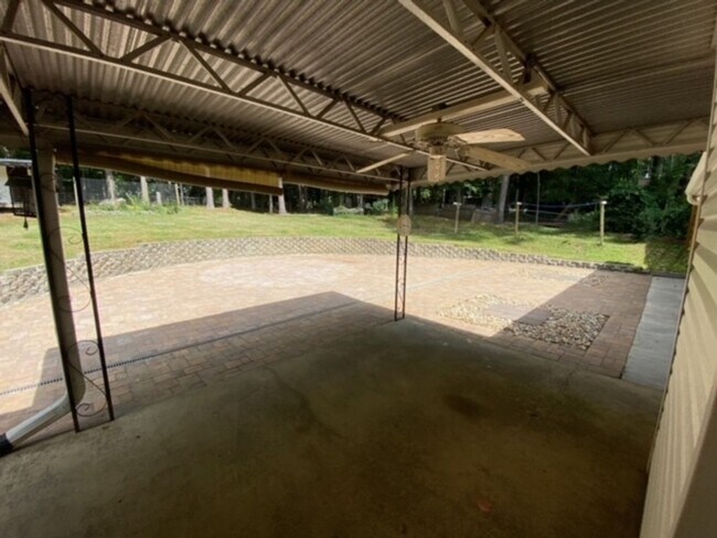 Building Photo - Welcome to this charming 3-bedroom, 2-bath...