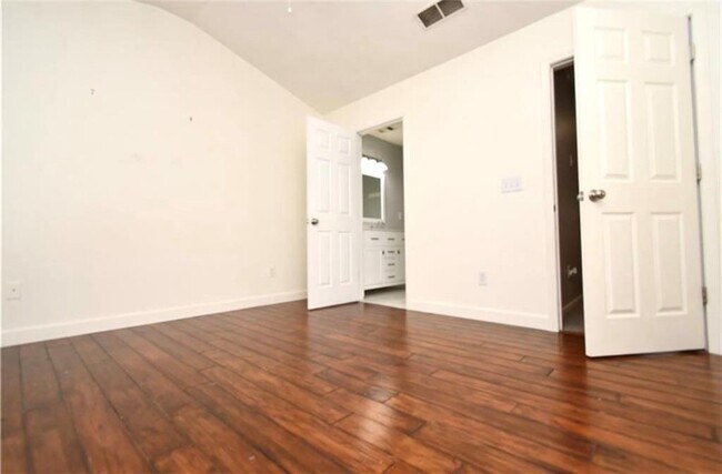 Building Photo - 233 Buckland Dr
