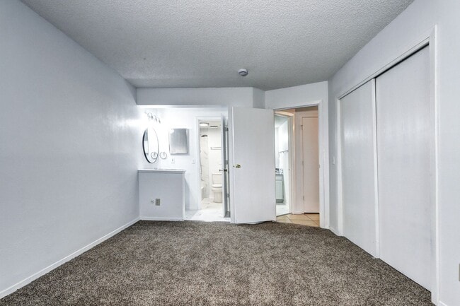 Building Photo - 2 bed 1 bath Condo in Victoria Crossing II