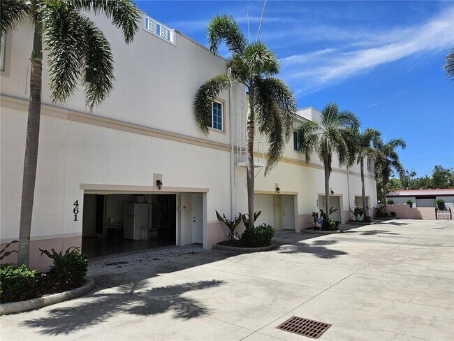 Building Photo - 461 Nokomis Ave S
