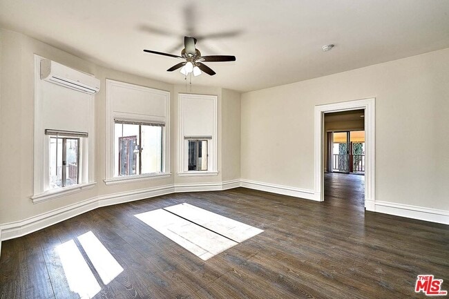Building Photo - 826 S Park View St