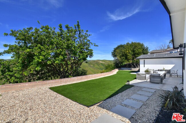 Building Photo - 26065 Farmfield Rd