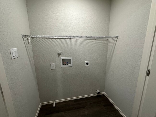 Building Photo - Luxury Townhome