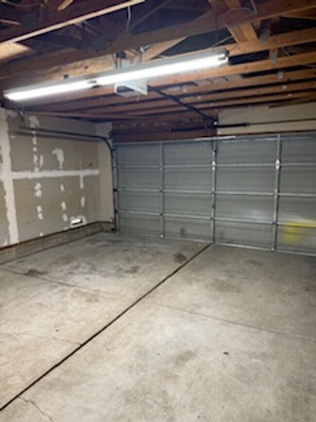 Building Photo - Three Bedroom Home Close to UNR