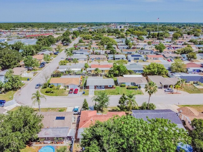 Building Photo - Like New 3/2/1 in Port Richey