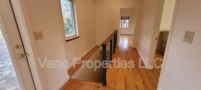 Building Photo - 16 Maple Ave